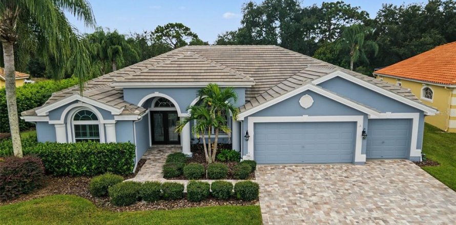 House in New Port Richey, Florida 4 bedrooms, 255.02 sq.m. № 2405665