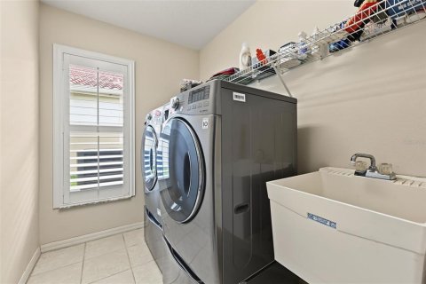 House in New Port Richey, Florida 4 bedrooms, 255.02 sq.m. № 2405665 - photo 27