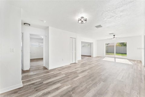 House in Apollo Beach, Florida 3 bedrooms, 130.34 sq.m. № 2094957 - photo 13