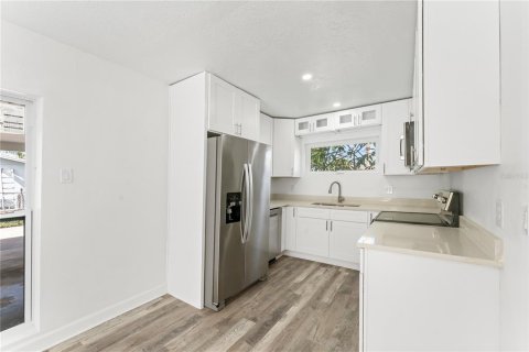 House in Apollo Beach, Florida 3 bedrooms, 130.34 sq.m. № 2094957 - photo 3