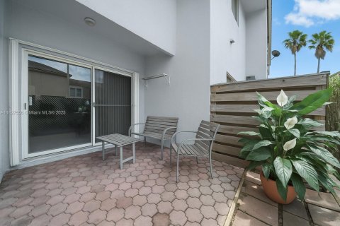 Townhouse in Miami, Florida 3 bedrooms, 165.37 sq.m. № 1799094 - photo 19