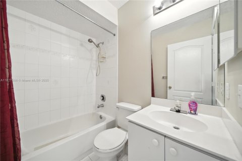 Townhouse in Miami, Florida 3 bedrooms, 165.37 sq.m. № 1799094 - photo 16
