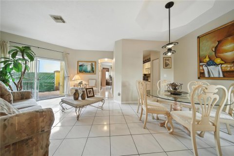 Townhouse in Miami, Florida 3 bedrooms, 165.37 sq.m. № 1799094 - photo 2
