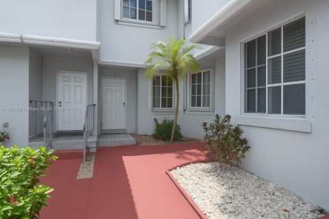 Townhouse in Miami, Florida 3 bedrooms, 165.37 sq.m. № 1799094 - photo 1