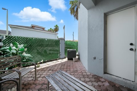 Townhouse in Miami, Florida 3 bedrooms, 165.37 sq.m. № 1799094 - photo 20
