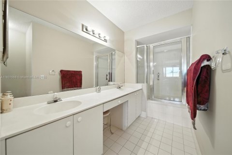 Townhouse in Miami, Florida 3 bedrooms, 165.37 sq.m. № 1799094 - photo 13