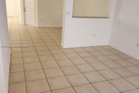 Touwnhouse à louer à Miami, Floride: 4 chambres, 166.57 m2 № 2006985 - photo 5