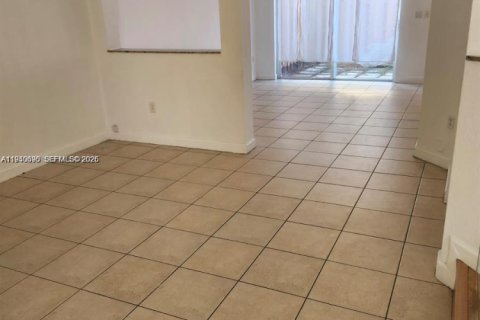 Touwnhouse à louer à Miami, Floride: 4 chambres, 166.57 m2 № 2006985 - photo 3