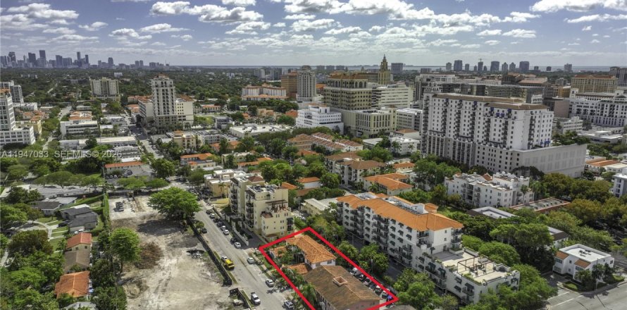 Commercial property in Coral Gables, Florida № 2002984