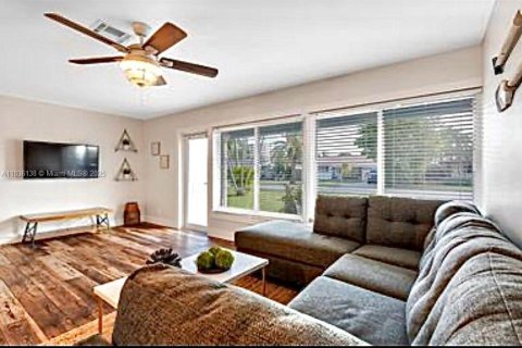 Casa en alquiler en Pompano Beach, Florida, 3 dormitorios, 120.77 m2 № 1962790 - foto 16