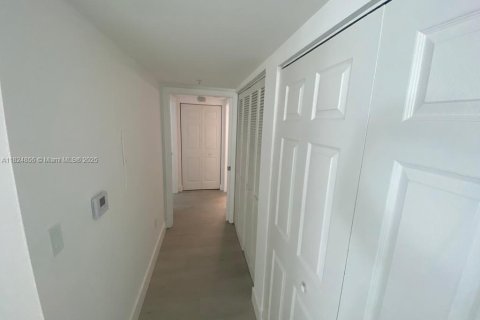 Condo in Miami, Florida, 3 bedrooms  № 1790465 - photo 9