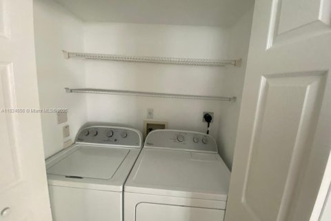 Condo in Miami, Florida, 3 bedrooms  № 1790465 - photo 4