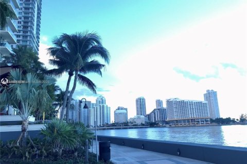 Condo in Miami, Florida, 3 bedrooms  № 1790465 - photo 30