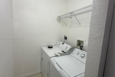 Townhouse in Miami, Florida 3 bedrooms, 128.21 sq.m. № 1925968 - photo 27