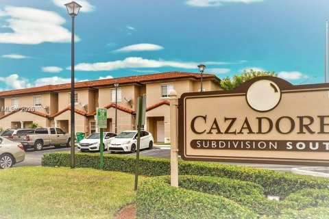Townhouse in Miami, Florida 3 bedrooms, 128.21 sq.m. № 1925968 - photo 1