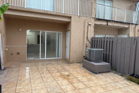 Townhouse in Miami, Florida 3 bedrooms, 128.21 sq.m. № 1925968 - photo 12