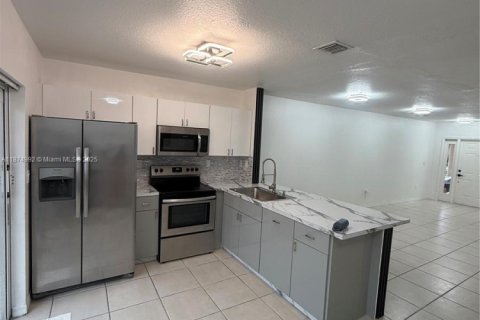 Townhouse in Miami, Florida 3 bedrooms, 128.21 sq.m. № 1925968 - photo 7