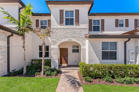 Townhouse in Miami, Florida 4 bedrooms, 137.77 sq.m. № 1726685 - photo 1
