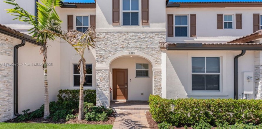 Townhouse in Miami, Florida 4 bedrooms, 137.77 sq.m. № 1726685