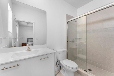 Townhouse in Miami, Florida 4 bedrooms, 137.77 sq.m. № 1726685 - photo 12
