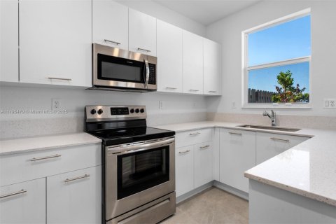 Townhouse in Miami, Florida 4 bedrooms, 137.77 sq.m. № 1726685 - photo 8