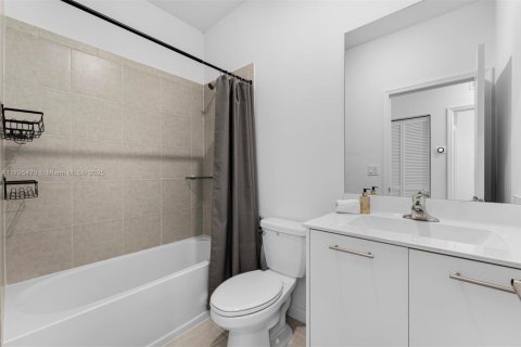 Townhouse in Miami, Florida 4 bedrooms, 137.77 sq.m. № 1726685 - photo 18