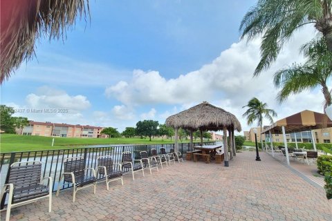 Condo in Sunrise, Florida, 2 bedrooms  № 1763698 - photo 22