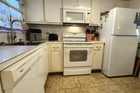 Condo in Sunrise, Florida, 2 bedrooms  № 1763698 - photo 15