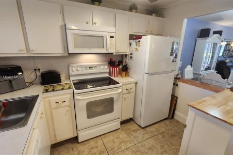 Condo in Sunrise, Florida, 2 bedrooms  № 1763698 - photo 16