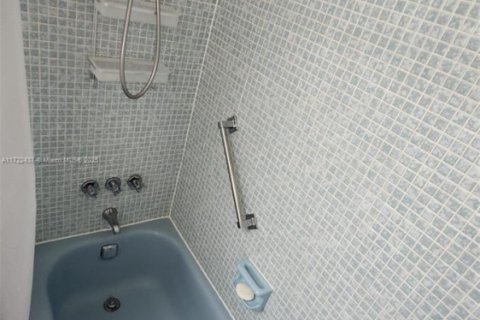 Condo in Sunrise, Florida, 2 bedrooms  № 1763698 - photo 10