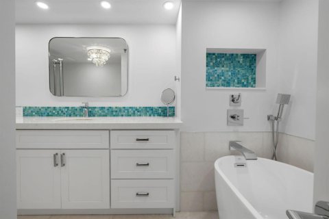 Condo in Highland Beach, Florida, 2 bedrooms № 2401223 - photo 25