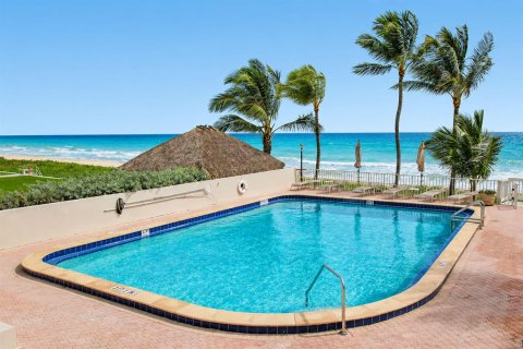 Condo in Highland Beach, Florida, 2 bedrooms № 2401223 - photo 5
