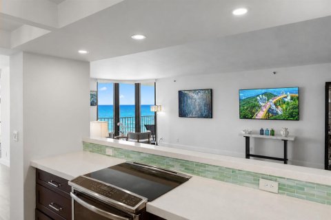 Condo in Highland Beach, Florida, 2 bedrooms № 2401223 - photo 17