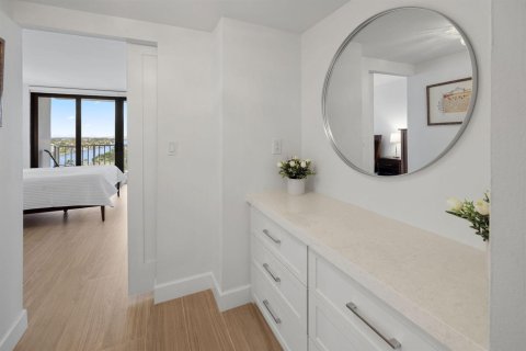 Condo in Highland Beach, Florida, 2 bedrooms № 2401223 - photo 22