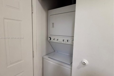 Condo in Hialeah Gardens, Florida, 2 bedrooms  № 2042984 - photo 8