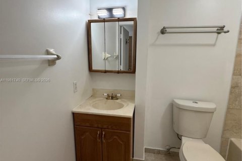 Condo in Hialeah Gardens, Florida, 2 bedrooms  № 2042984 - photo 19