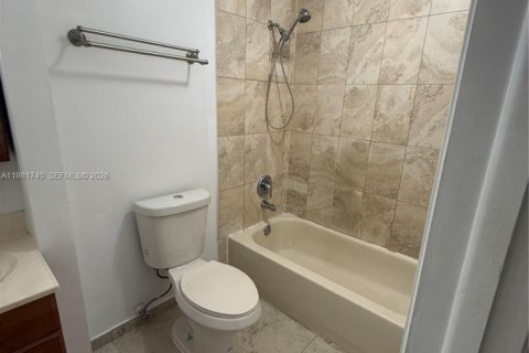 Condo in Hialeah Gardens, Florida, 2 bedrooms  № 2042984 - photo 18