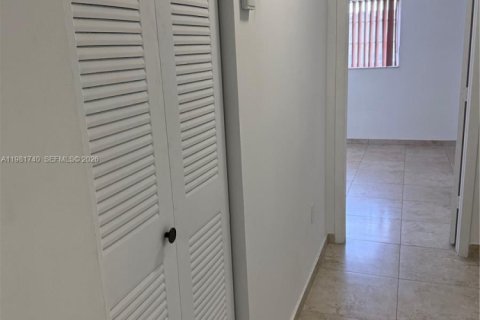 Condo in Hialeah Gardens, Florida, 2 bedrooms  № 2042984 - photo 15