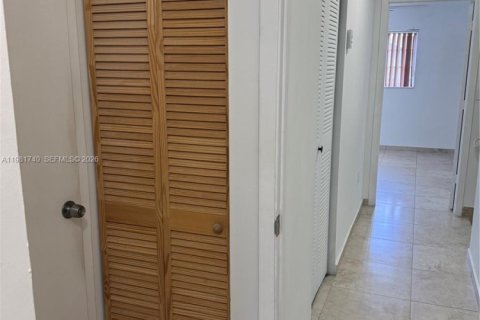 Condo in Hialeah Gardens, Florida, 2 bedrooms  № 2042984 - photo 20