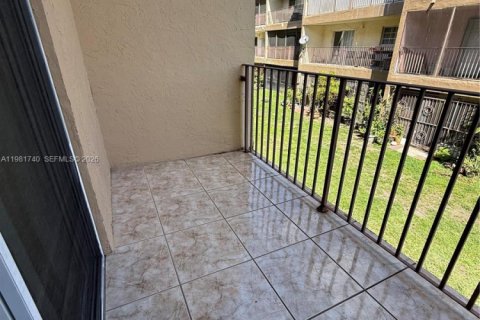 Condo in Hialeah Gardens, Florida, 2 bedrooms  № 2042984 - photo 24