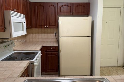 Condo in Hialeah Gardens, Florida, 2 bedrooms  № 2042984 - photo 5