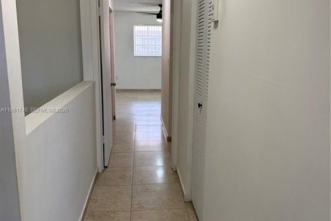 Condo in Hialeah Gardens, Florida, 2 bedrooms  № 2042984 - photo 14