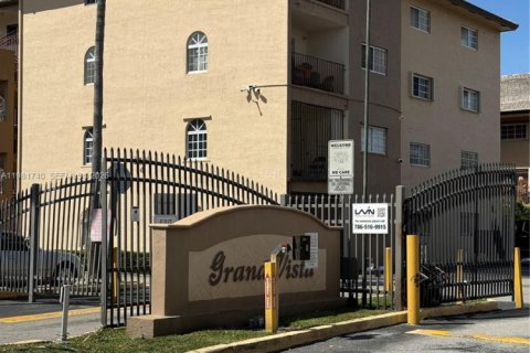 Condo in Hialeah Gardens, Florida, 2 bedrooms  № 2042984