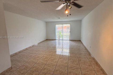 Condo in Hialeah Gardens, Florida, 2 bedrooms  № 2042984 - photo 2