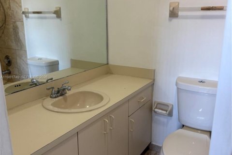 Condo in Hialeah Gardens, Florida, 2 bedrooms  № 2042984 - photo 12