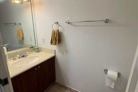 Condo in Hialeah Gardens, Florida, 2 bedrooms  № 2042984 - photo 6