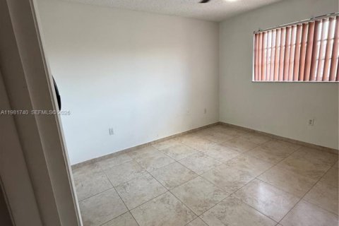 Condo in Hialeah Gardens, Florida, 2 bedrooms  № 2042984 - photo 10