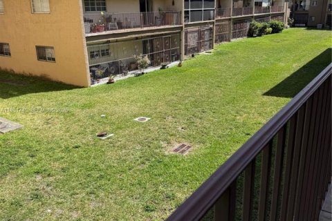 Condo in Hialeah Gardens, Florida, 2 bedrooms  № 2042984 - photo 26