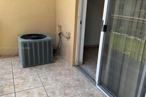 Condo in Hialeah Gardens, Florida, 2 bedrooms  № 2042984 - photo 23