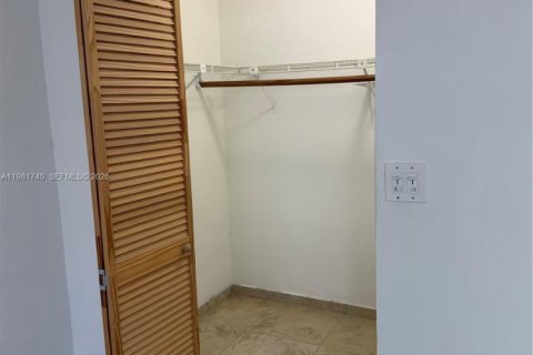 Condo in Hialeah Gardens, Florida, 2 bedrooms  № 2042984 - photo 22